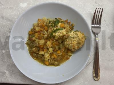 Troškinti kotletai su daržovėmis keptuvėje pagrindine nuotrauka