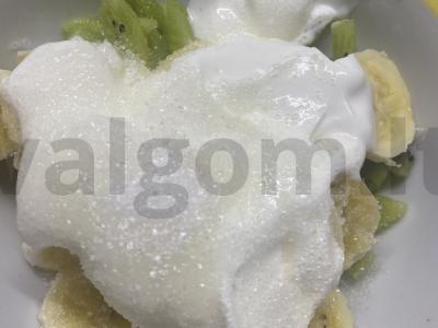 Vaisių salotos su bananais, kiviais ir grietine Žingsnis 4