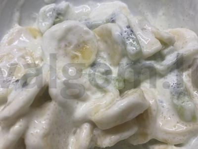 Vaisių salotos su bananais, kiviais ir grietine pagrindine nuotrauka