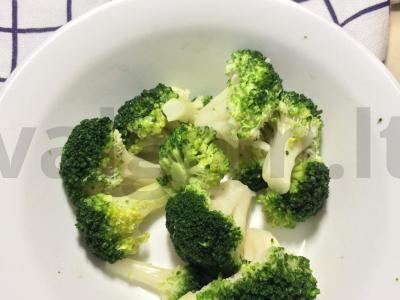 Brokoliai sūrio-grietinėlės padaže Žingsnis 2