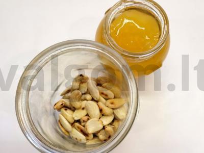 Meduoliai riešutai stiklainyje Žingsnis 2