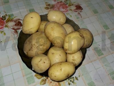 Bulvės su odele mikrobangų krosnelėje pagrindine nuotrauka