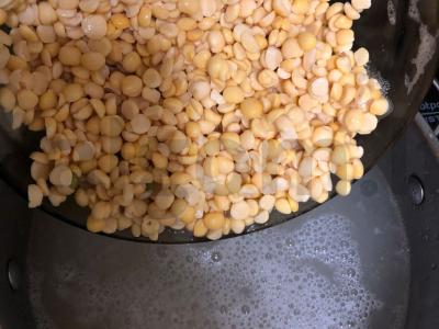 Žirnių sriuba su rūkytais mėsos gaminiais ir daržovėmis Žingsnis 1