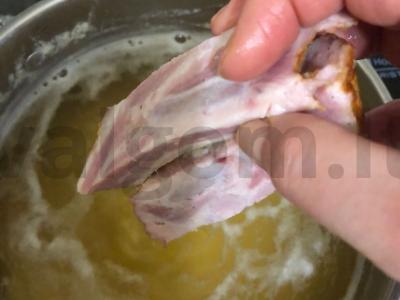 Žirnių sriuba su rūkytais mėsos gaminiais ir daržovėmis Žingsnis 2