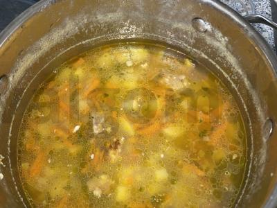 Žirnių sriuba su rūkytais mėsos gaminiais ir daržovėmis pagrindine nuotrauka