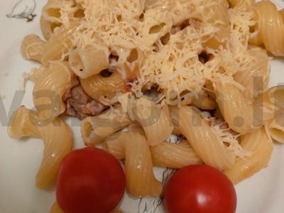 Makaronai su mėsa ir sūriu pagrindine nuotrauka