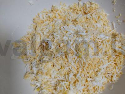 Užkandis iš dešrų sūrio su marinuotais agurkais tartaletėse Žingsnis 2