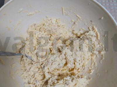 Užkandis iš dešrų sūrio su marinuotais agurkais tartaletėse Žingsnis 3