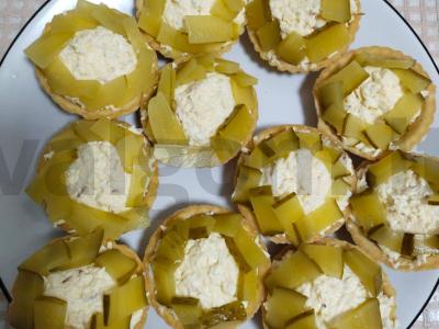 Užkandis iš dešrų sūrio su marinuotais agurkais tartaletėse Žingsnis 4