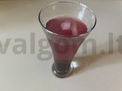 Namų šaltas limonadas su serbentais ir ledu pagrindine nuotrauka