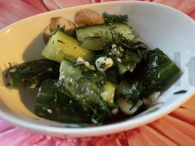 Greiti traškūs pusiau sūdyti agurkai per 5 minutes pagrindine nuotrauka