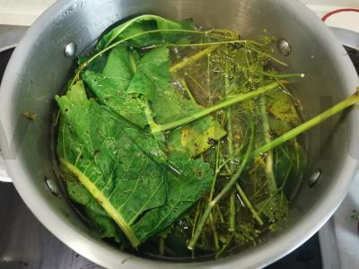 Sūdyti agurkai su vyšnių ir juodųjų serbentų lapais Žingsnis 3