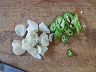 Sūdyti agurkai su vyšnių ir juodųjų serbentų lapais Žingsnis 4