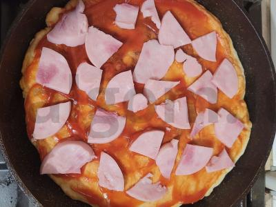 Greita pica su kumpiu keptuvėje Žingsnis 5