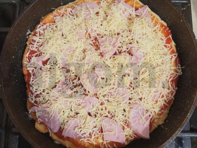 Greita pica su kumpiu keptuvėje Žingsnis 6