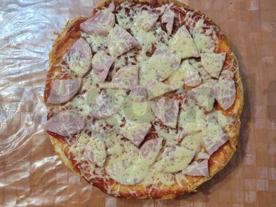 Greita pica su kumpiu keptuvėje pagrindine nuotrauka