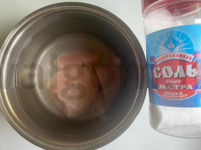 Salotas „Esti“ su vištiena, daržovėmis ir sausainiais Žingsnis 1