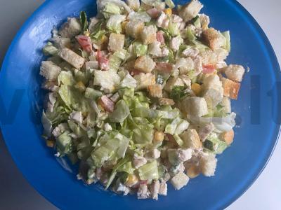 Salotas „Esti“ su vištiena, daržovėmis ir sausainiais pagrindine nuotrauka