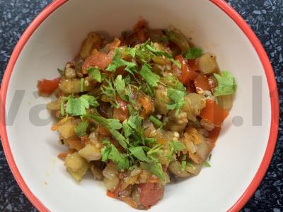 Troškinti baklažanai su paprikomis ir pomidorais pagrindine nuotrauka