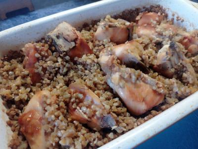 Troškinta grikių košė su vištiena pagrindine nuotrauka