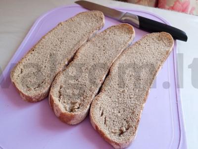 Sumuštiniai su šprotų ir agurku Žingsnis 1