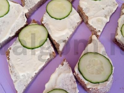 Sumuštiniai su šprotų ir agurku Žingsnis 3