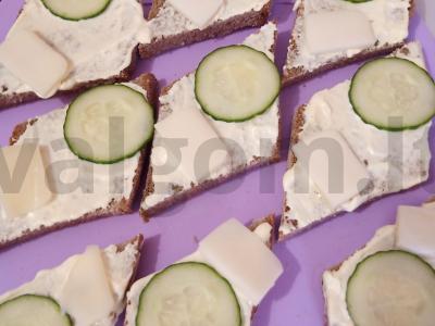 Sumuštiniai su šprotų ir agurku Žingsnis 4