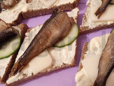 Sumuštiniai su šprotų ir agurku Žingsnis 5