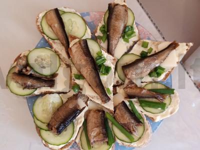 Sumuštiniai su šprotų ir agurku pagrindine nuotrauka