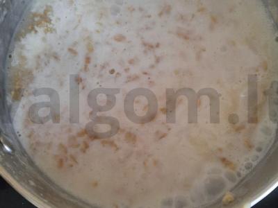 Avižinė košė su pienu, uogomis ir graikiniais riešutais Žingsnis 2