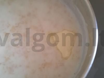 Avižinė košė su pienu, uogomis ir graikiniais riešutais Žingsnis 3