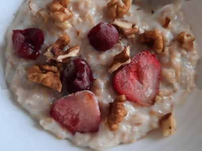 Avižinė košė su pienu, uogomis ir graikiniais riešutais pagrindine nuotrauka