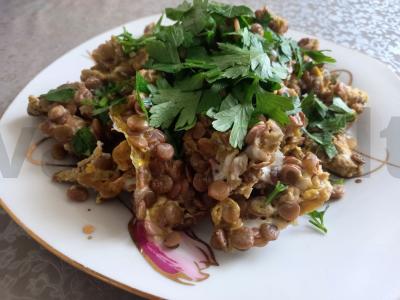 Lęšiai su kiaušiniu ir petražolėmis pagrindine nuotrauka