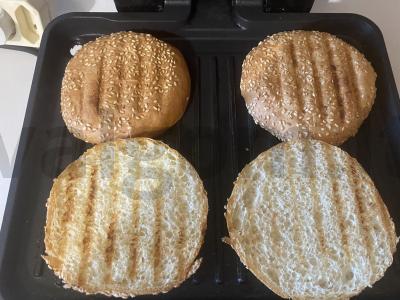 Namų burgeriai su pieno dešrelėmis elektriniame grilyje Žingsnis 2