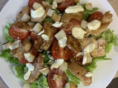 Cezario salotas su kalakutiena ir citrinos sultimis pagrindine nuotrauka