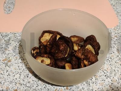 Kepti šitake grybai su sojų padažu Žingsnis 1