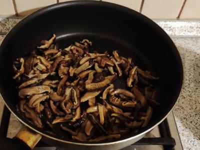 Kepti šitake grybai su sojų padažu Žingsnis 5