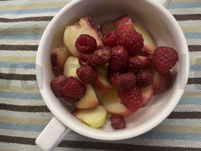 Vaisių salotos su ledais, avietėmis ir bananas Žingsnis 2