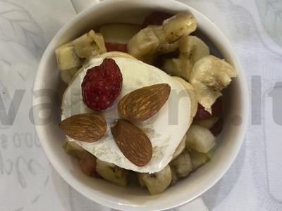 Vaisių salotos su ledais, avietėmis ir bananas pagrindine nuotrauka