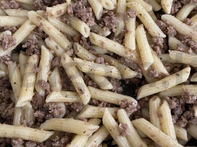 Makaronai su faršu iš jautienos vakarienei pagrindine nuotrauka