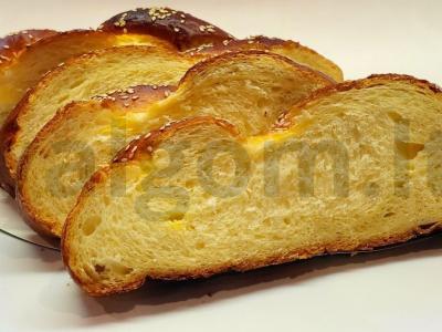 Rudasis duona ant kvietinės raugos namuose pagrindine nuotrauka