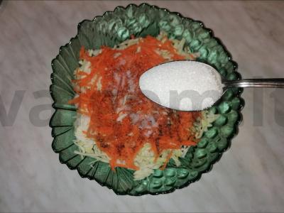 Šviežių kopūstų salotos „Pavasario šviežumas“ Žingsnis 4