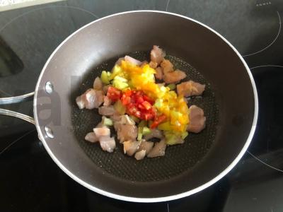 Makaronai su vištienos filė, daržovėmis ir grietinės padažu Žingsnis 4