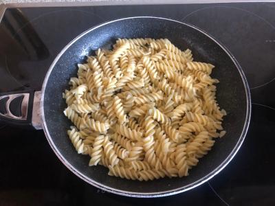 Makaronai su vištienos filė, daržovėmis ir grietinės padažu Žingsnis 7