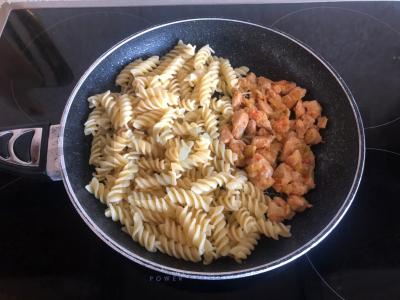 Makaronai su vištienos filė, daržovėmis ir grietinės padažu Žingsnis 8