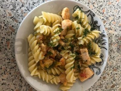 Makaronai su vištienos filė, daržovėmis ir grietinės padažu pagrindine nuotrauka