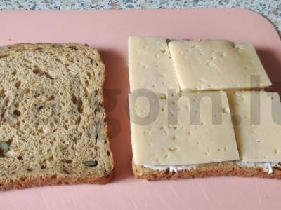 Kepti sumuštiniai su dviem sūrio rūšimis ir kiaušiniu Žingsnis 2