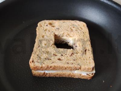 Kepti sumuštiniai su dviem sūrio rūšimis ir kiaušiniu Žingsnis 3