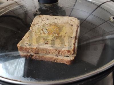 Kepti sumuštiniai su dviem sūrio rūšimis ir kiaušiniu Žingsnis 4