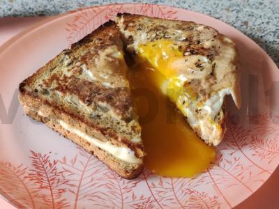 Kepti sumuštiniai su dviem sūrio rūšimis ir kiaušiniu pagrindine nuotrauka